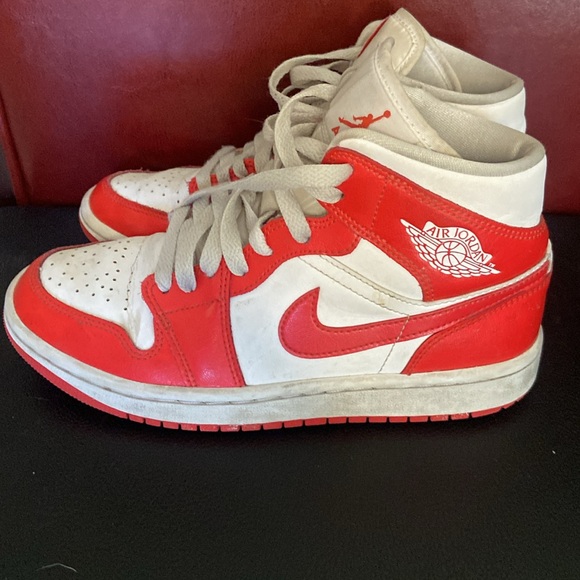 Nike Air Jordan - Red - Picture 4 of 7